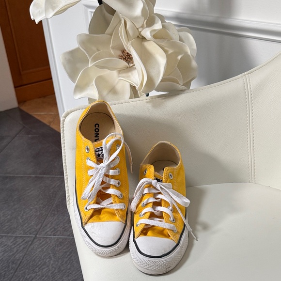 Women sz 7 Converse Yellow Sneakers - Picture 1 of 4